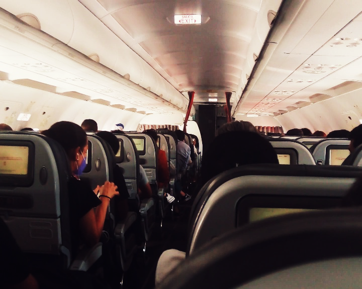 foto-interior-de-avion-viajar-por-el-mundo-gratis
