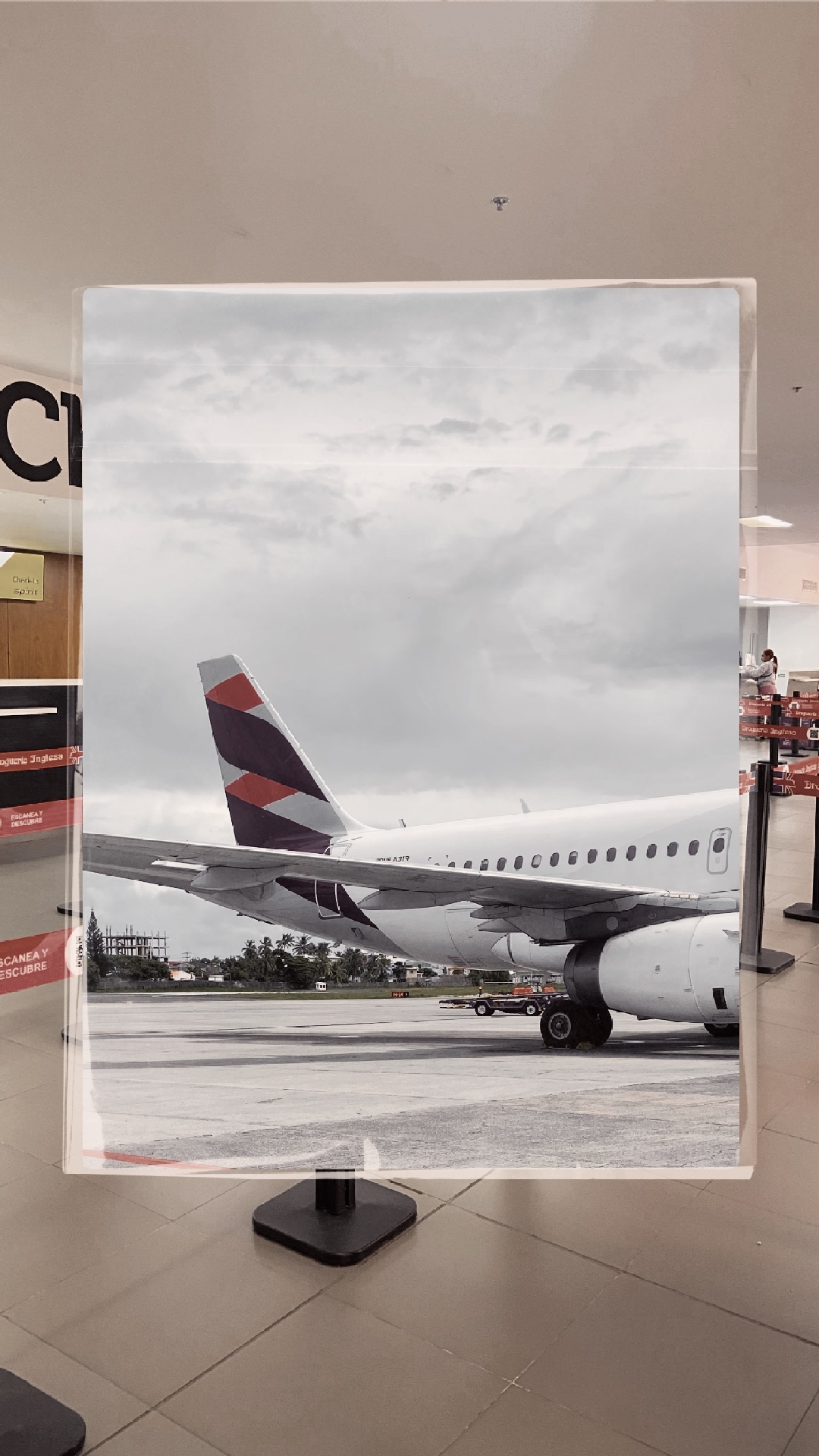 foto estilo vintage de un aeropuerto en donde se ve parte de un avion con colores sepias